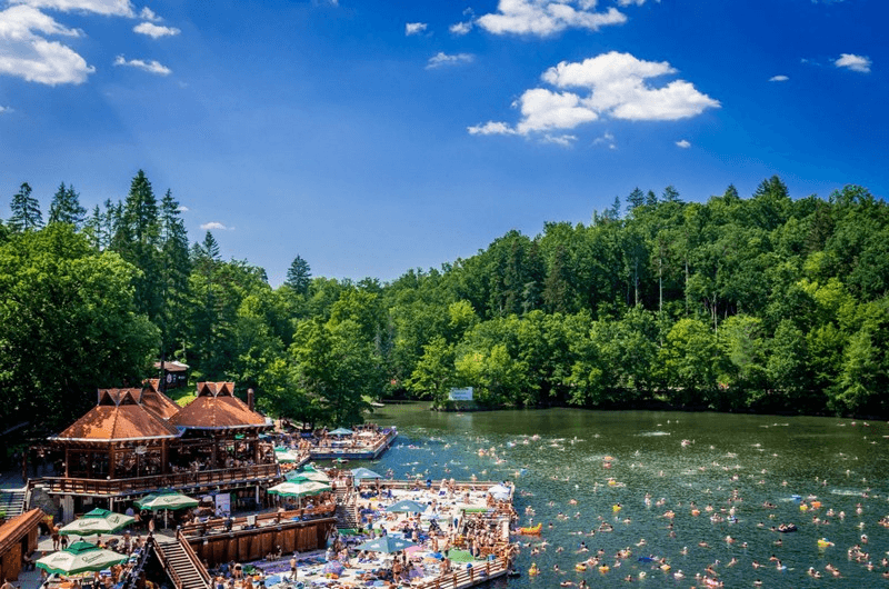 Strandolás a Medve-tónál